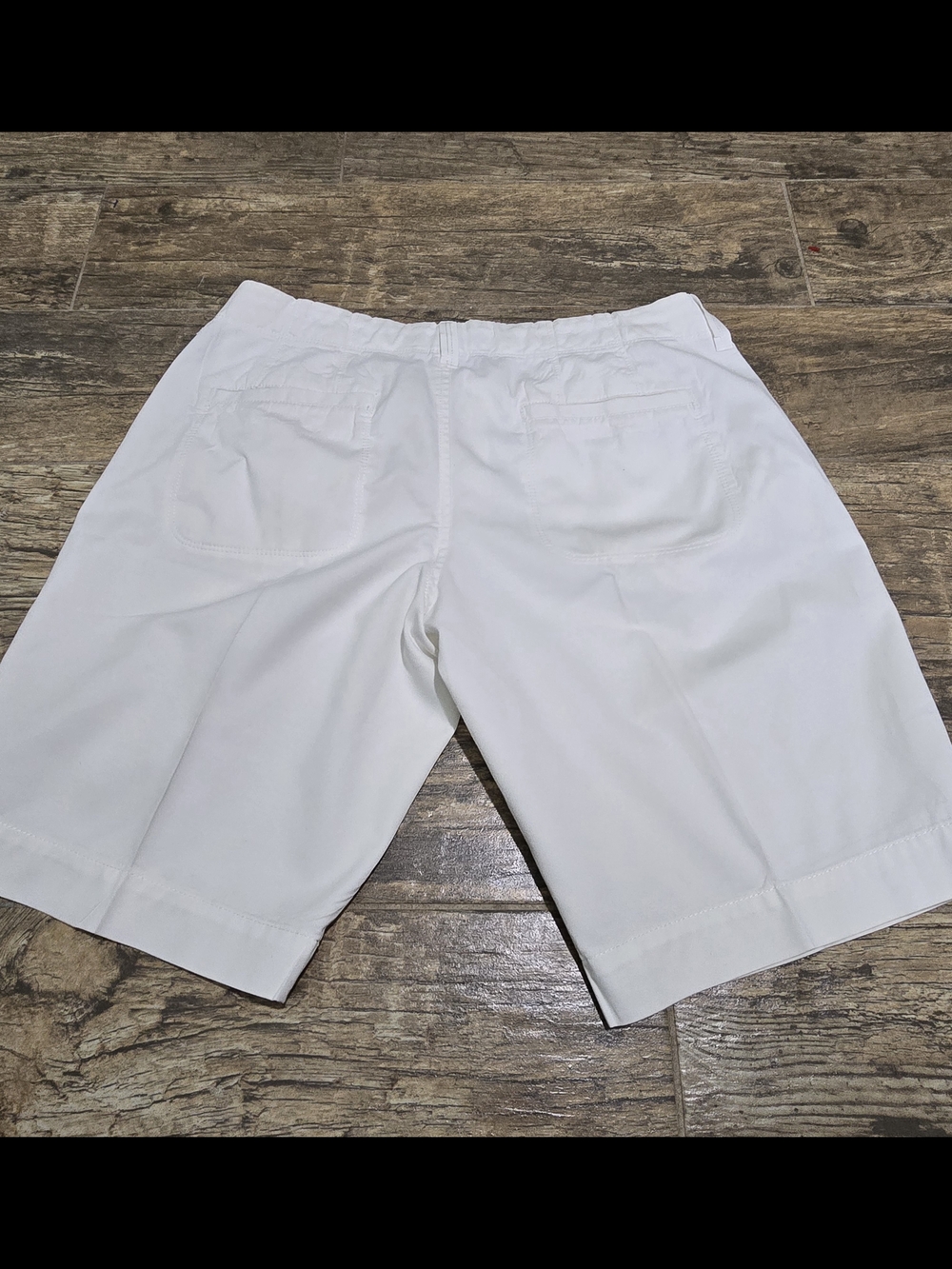 Old Navy Perfect Bermudas White Shorts - Picture 2 of 3
